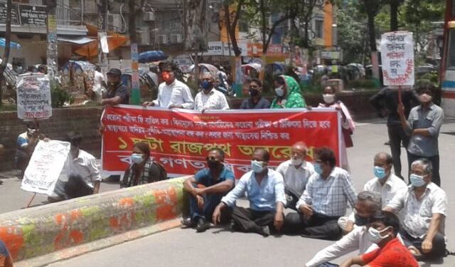 করোনা পরীক্ষার ফি নেয়া বন্ধের দাবিতে বামপন্থীদের সড়ক অবরোধ