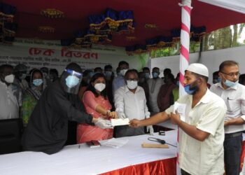 রূপগঞ্জে বিভিন্ন রোগাক্রান্তদের চেক বিতরণ