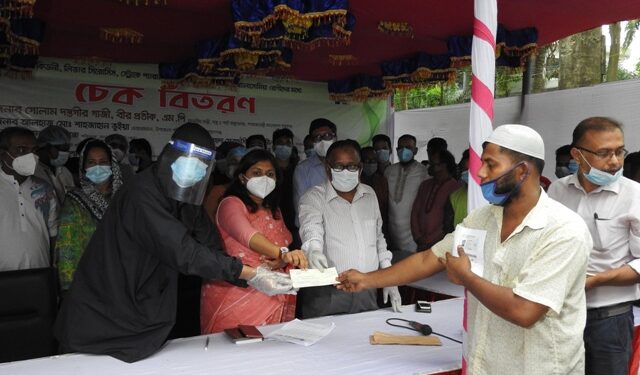 রূপগঞ্জে বিভিন্ন রোগাক্রান্তদের চেক বিতরণ