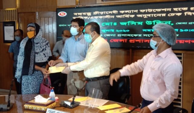 জেলার ক্রীড়াবিদদের অনুদান প্রদান