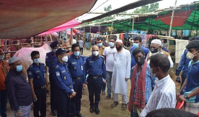 কুরবানীর পশুর হাট পরিদর্শনে এসপি জায়েদুল আলম