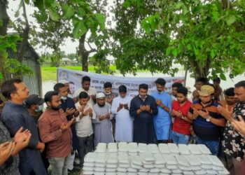 সোনারগায়ে অয়ন ওসমানের পক্ষে বন্যার্তদের মাঝে খাবার বিতরণ