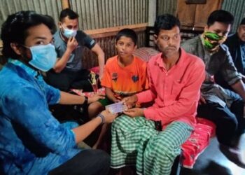 অভাবে শ্রমিক হওয়া ক্ষুদে ফুটবলার নিপুকে মাঠে ফেরাতে লিপি ওসমানের সহযোগীতার হাত