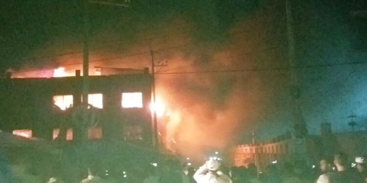 রুপগঞ্জে হাতিম কারখানায় আগুন নিয়ন্ত্রন আনে ফায়ার সার্ভিসের ১৪ ইউনিট