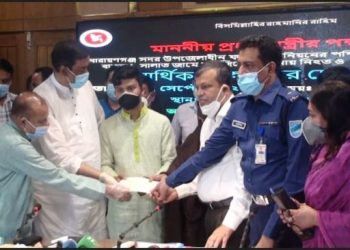 মসজিদে বিস্ফোরণ: নিহত ৩৫ জনের পরিবারকে প্রধানমন্ত্রীর ১ কোটি ৭৫ লাখ টাকার চেক প্রদান