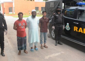 সোনারগায়ে করোনা রোগের ভেজাল ঔষধ তৈরির দায়ে আটক ৩