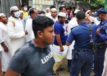 কুঁড়িপাড়ায় মসজিদ কমিটি নিয়ে উত্তেজনা পুলিশের উপস্থিতিতে হাতাহাতি