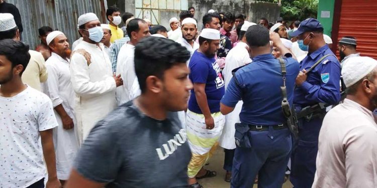 কুঁড়িপাড়ায় মসজিদ কমিটি নিয়ে উত্তেজনা পুলিশের উপস্থিতিতে হাতাহাতি