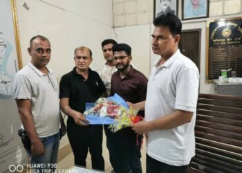 প্রতিবাদী রায়হান কবিরকে বন্দর থানা প্রশাসনের ফুলেল অভ্যর্থনা