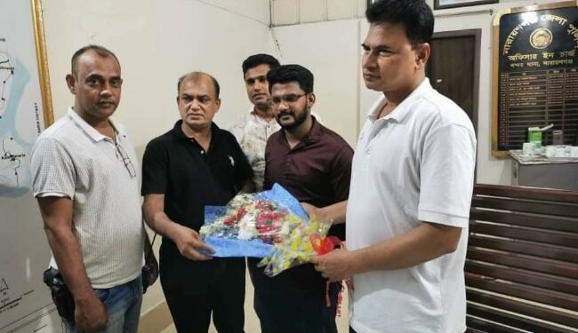 প্রতিবাদী রায়হান কবিরকে বন্দর থানা প্রশাসনের ফুলেল অভ্যর্থনা