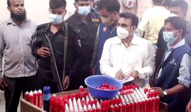 সিদ্ধিরগঞ্জে র‌্যাবের ভ্রাম্যমান আদালতে নকল পন্য জব্দ ও আটক ৭