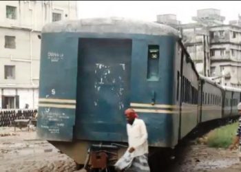 লাইনচ্যুত ট্রেনের বগি- ৪ ঘন্টা পর চলাচল শুরু