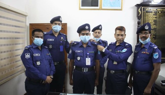 তিন এটিএসআই-কে র‌্যাংক ব্যাজ পরালেন এসপি জায়েদুল