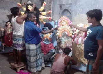 আড়াইহাজার উপজেলায় ২৭টি পূজা মন্ডপে চলছে দুর্গা প্রতিমা তৈরীর কাজ