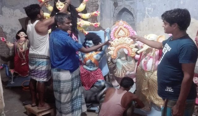 আড়াইহাজার উপজেলায় ২৭টি পূজা মন্ডপে চলছে দুর্গা প্রতিমা তৈরীর কাজ