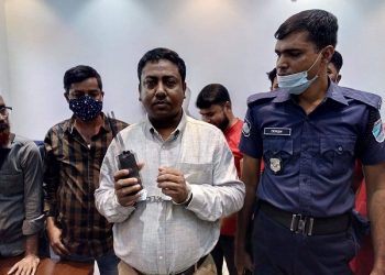 সিদ্ধিরগঞ্জে আসল পুলিশের হাতে ধরা পড়লো নকল পুলিশ