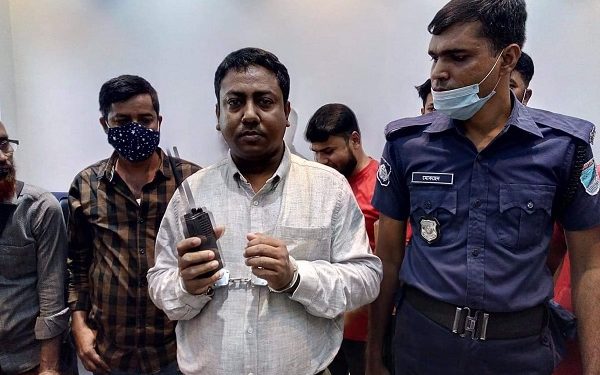 সিদ্ধিরগঞ্জে আসল পুলিশের হাতে ধরা পড়লো নকল পুলিশ