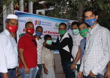 জনগনের মাঝে মাস্ক বিতরণ করলেন রোটারি ক্লাব অব নারায়নগঞ্জ সিটি