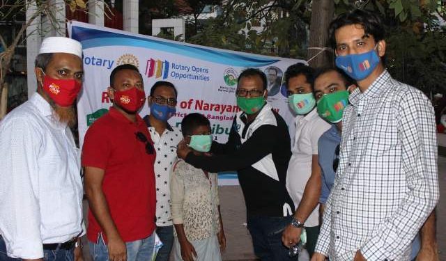 জনগনের মাঝে মাস্ক বিতরণ করলেন রোটারি ক্লাব অব নারায়নগঞ্জ সিটি