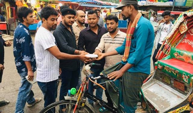 অয়ন ওসমানের জন্মদিনে টিপু সুলতান ও তার বন্ধু মহলের উদ্যোগে রান্না করা খাবার বিতরণ