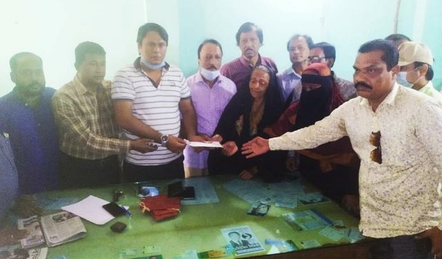 নিহত সাংবাদিক ইলিয়াসের পরিবারকে আর্থিক সহায়তা করেছে বন্দরের সাংবাদিকরা