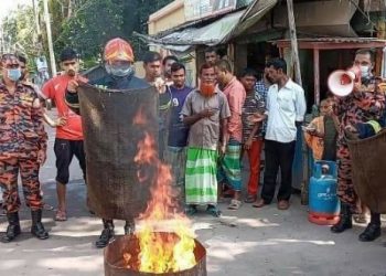 মদনগঞ্জে বন্দর ফায়ার সার্ভিস ও সিভিল ডিফেন্স এর আগুন নেভানোর কৌশল প্রদর্শন