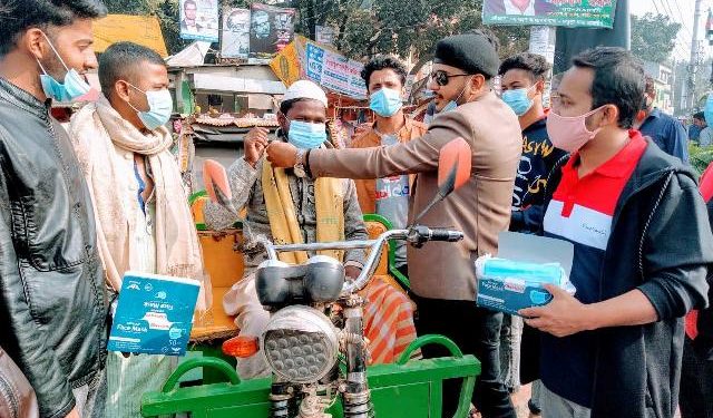 শিবু মার্কেটে শামীম ওসমানের মাস্ক বিতরণ করলেন টিপু সুলতান