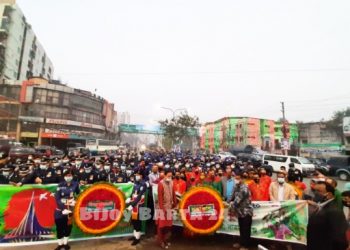 বিজয় স্তম্ভে শহীদদের প্রতি জেলা প্রশাসনের পুষ্পস্তবক অর্পণ