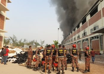 টানা সাড়ে তিন ঘন্টার চেষ্টায় কনকা ইলেকট্রনিক্স কারখানার আগুন নিয়ন্ত্রনে