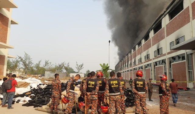 টানা সাড়ে তিন ঘন্টার চেষ্টায় কনকা ইলেকট্রনিক্স কারখানার আগুন নিয়ন্ত্রনে