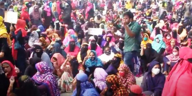 বকেয়া বেতন পরিশোধের দাবীতে আদমজীতে শ্রমিক বিক্ষোভ