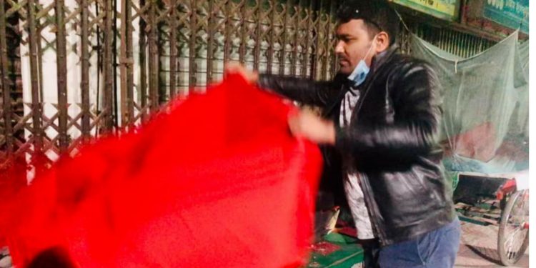 অয়ন ওসমানের নির্দেশনায় গভীর রাতে ছিন্নমূল মানুষের মাঝে কম্বল নিয়ে জেলা ছাত্রলীগ