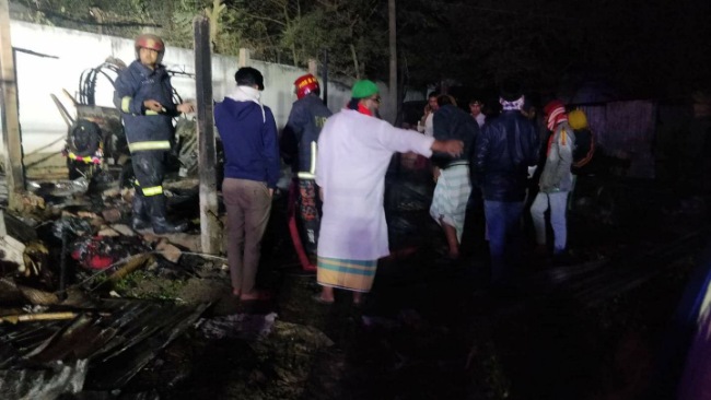 রুপগঞ্জে আগুনে পুড়ে ৪ জনের মৃত্যু