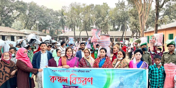 সিদ্ধিরগঞ্জে সরকারী আশ্রয়কেন্দ্রে শিশুদের মাঝে কম্বল বিতরণ