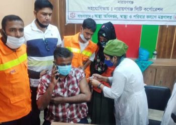 করোনা ভ্যাকসিন নিলেন করোনা বীর কাউন্সিলর খোরশেদ