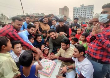 ছিন্নমূল শিশুদের নিয়ে নারায়ণগঞ্জ জেলার জন্মদিন পালন করলেন তরুণরা