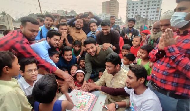 ছিন্নমূল শিশুদের নিয়ে নারায়ণগঞ্জ জেলার জন্মদিন পালন করলেন তরুণরা