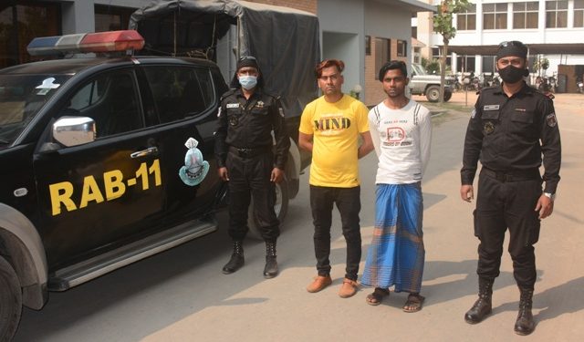 সোনারগায়ে পেটের ভিতর ইয়াবা পাচারকালে গ্রেফতার ২