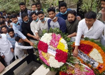 অয়ন ওসমানের পক্ষে শামসুজ্জোহা’র কবরে ছাত্রলীগের ফুলেল শ্রদ্ধা