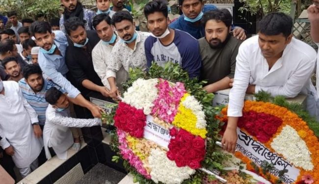 অয়ন ওসমানের পক্ষে শামসুজ্জোহা’র কবরে ছাত্রলীগের ফুলেল শ্রদ্ধা