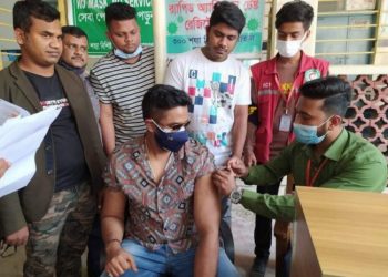 করোনা’র ভ্যাকসিন গ্রহন করলেন অয়ন ওসমান