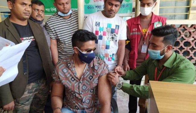 করোনা’র ভ্যাকসিন গ্রহন করলেন অয়ন ওসমান