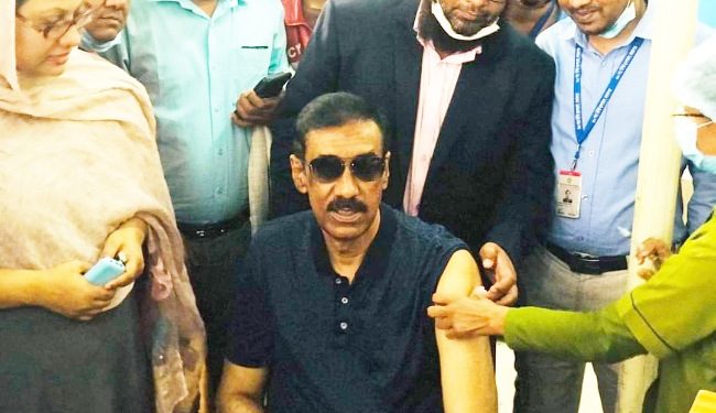করোনা’র ভ্যাকসিন গ্রহন করলেন এমপি শামীম ওসমান
