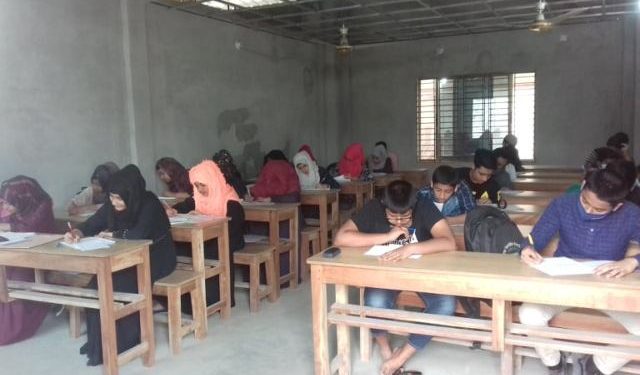 সিদ্ধিরগঞ্জে নিয়মনীতি না মেনেই চলছে শিক্ষা প্রতিষ্ঠানে হচ্ছে ক্লাস, পরীক্ষা