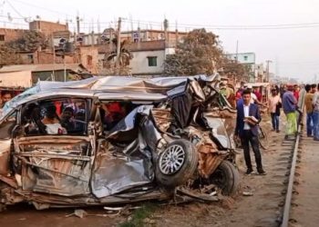 পাগলায় চলন্ত ট্রেনের সাথে মাইক্রোর সংঘর্ষে চালক আহত
