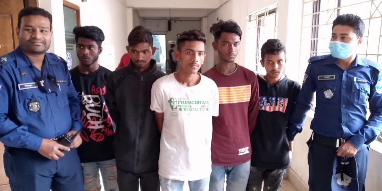 ফতুল্লায় পাঁচ ছিনতাইকারী গ্রেফতার