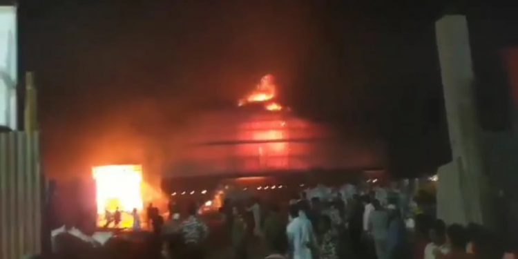 রুপগঞ্জে কারখানায় ভয়াবহ আগুন