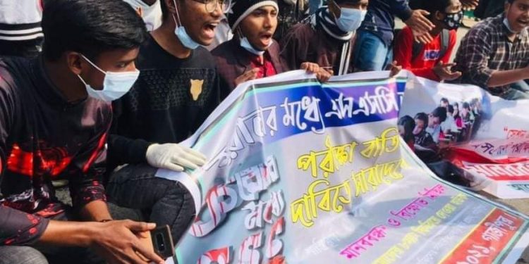 গাজীপুরে অটোপাসের দাবিতে রাস্তায় নেমেছে শিক্ষার্থীরা