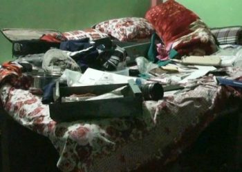 রূপগঞ্জে ঘরের চালা কেটে ৩ লাখ টাকার মালামাল লুট