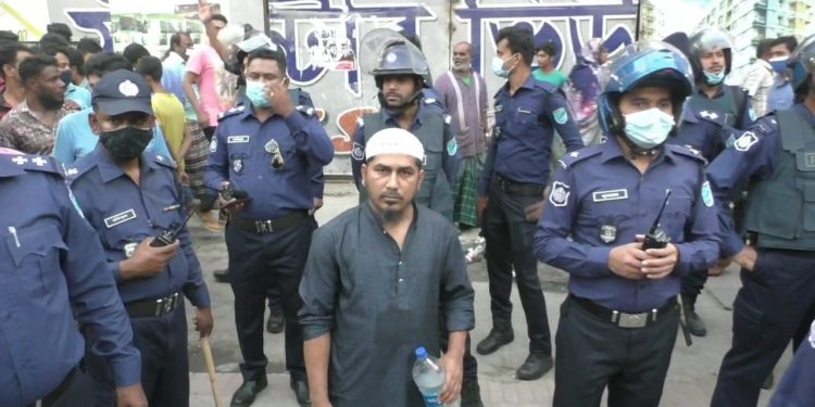 চাষাঢ়ায় পুলিশের হামলা মামলায় ৩ হকারের ২ দিনের রিমান্ড মঞ্জুর